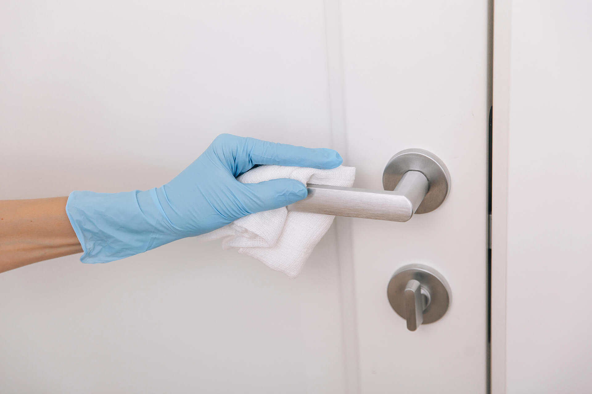 Image illustrant la désinfection d'une poignée de porte
